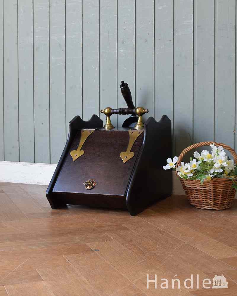 オーク材で作られた高級感あるコッパー、スコップ付きのコールボックス(炭入れ) (q-1227-f)