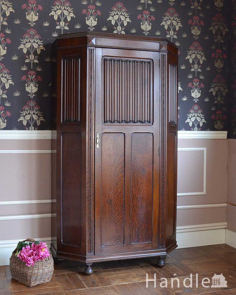 英国のアンティーク家具、リネンフォールドの装飾がキレイなワードローブ (j-2107-f)