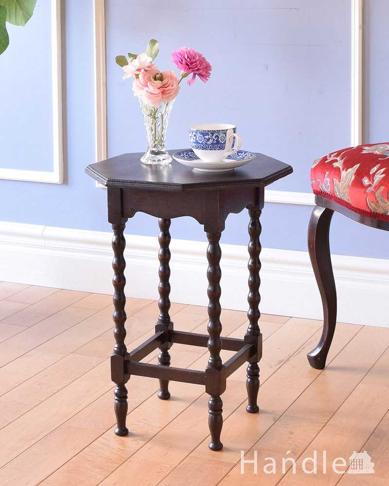 コンパクトで気軽に使えるアンティーク家具、脚の装飾も美しいワインテーブル(オケージョナルテーブル) (q-1337-f)