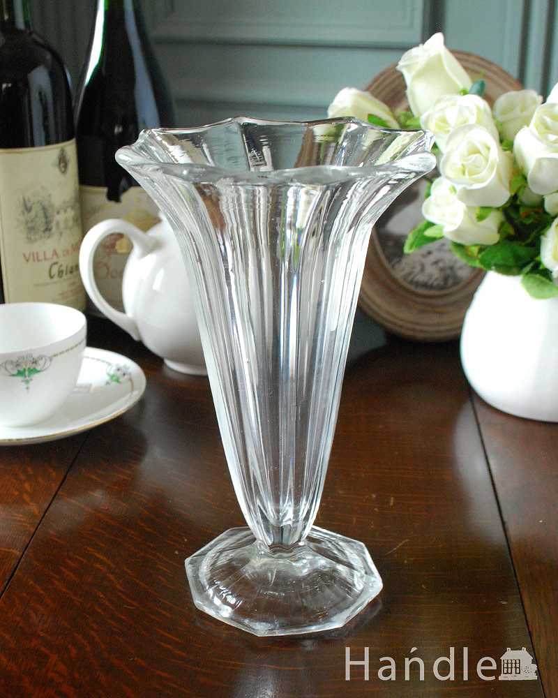 お花が咲いたような美しいシルエット、アンティークフラワーベース（花器）プレスドグラス (pg-5038)