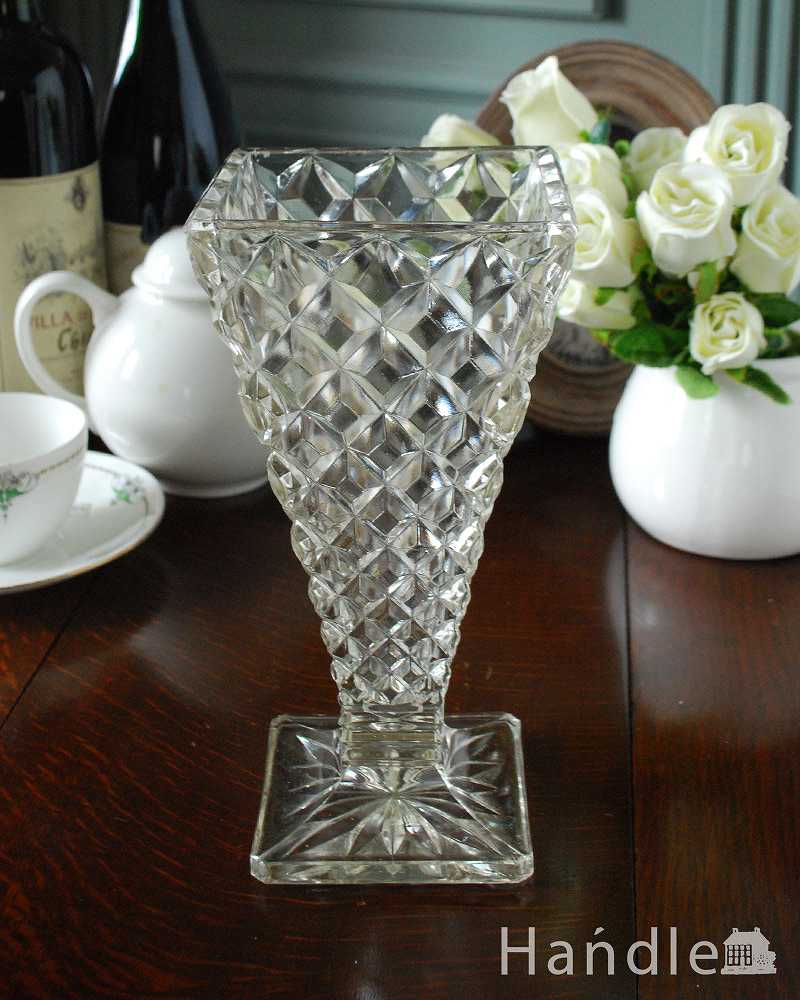 ダイヤカットが美しいアンティークガラスのフラワーベース、プレスドグラス (pg-5041)