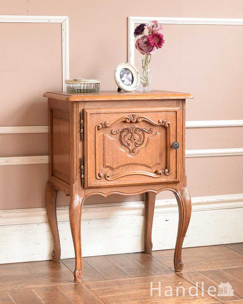 コンパクトでエレガントなフランスアンティーク家具、装飾が美しいナイトテーブル (j-2110-f)