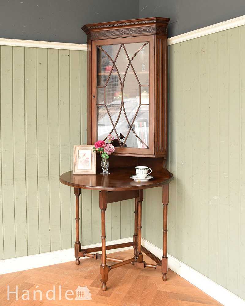 お部屋のコーナーを彩るテーブル付きの美しいキャビネット、英国アンティーク家具 (k-1767-f)