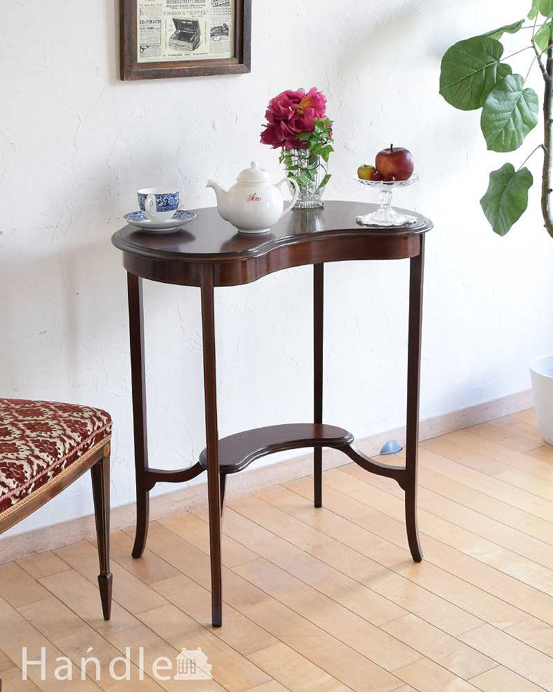 美しいアンティークの英国輸入家具、キドニー型のオケージョナルテーブル（棚付き） (k-1927-f)