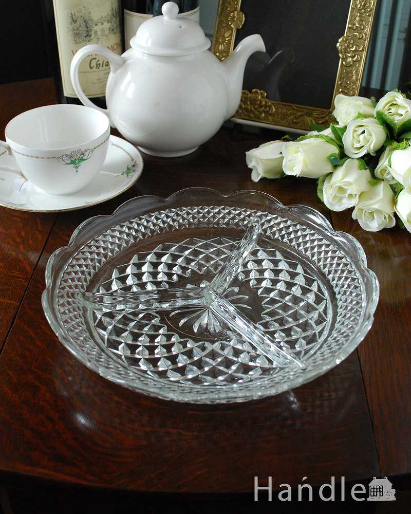 イギリスのアンティークプレスドグラスのトレー、便利な仕切り付きプレート (pg-5095)