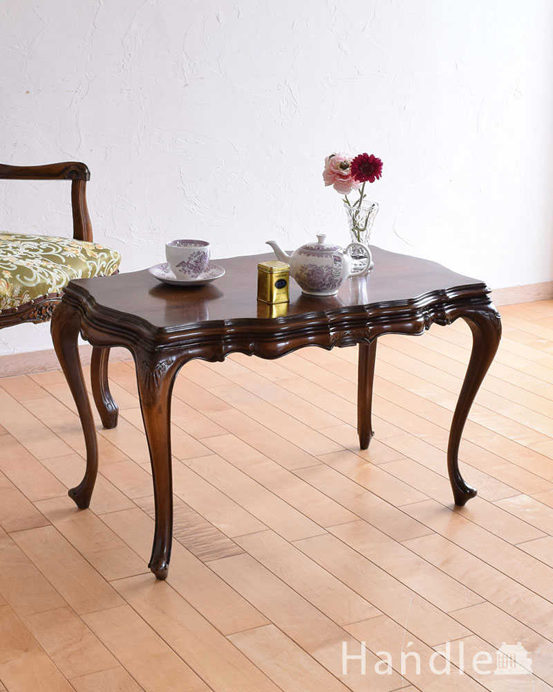 英国輸入のアンティーク家具、どこから見ても美しいウォルナット材のコーヒーテーブル (k-1921-f)