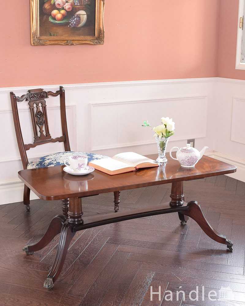 英国輸入のアンティーク家具、木目が美しいコーヒーテーブル（キャスター付き） (k-1980-f)