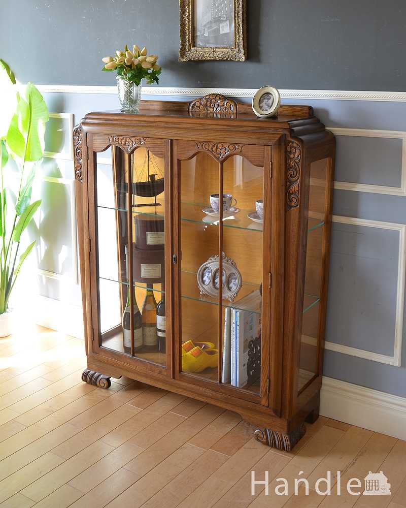 アンティークのガラスキャビネット、お花の彫刻がキレイなイギリスの家具 (k-1963-f)