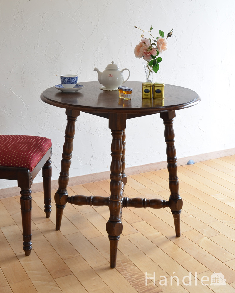 英国らしいアンティーク家具、脚装飾が美しい木製スモールテーブル（パブテーブル） (k-1481-f-1)