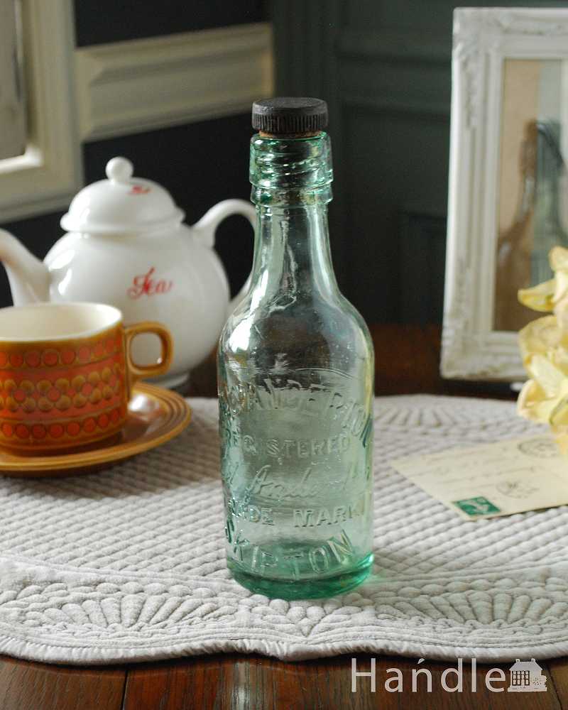 シンプルな形でお洒落なイギリスの雑貨、アンティークガラスボトル (k-2617-z)