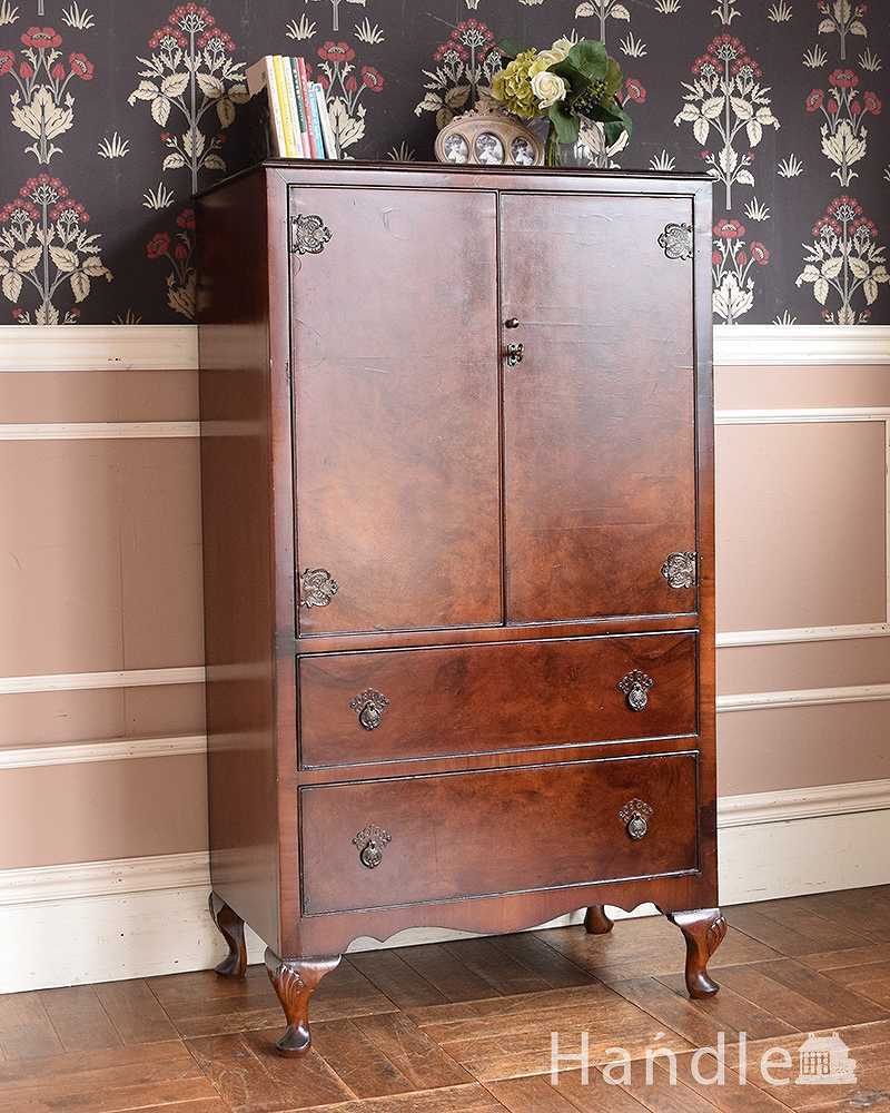 かっこいい木目の英国家具、ウォルナット材のカップボードチェスト  (q-992-f-1)