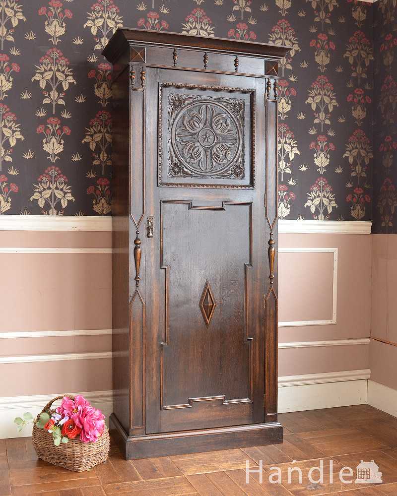 英国らしい紳士のアンティーク家具、扉の装飾が美しいワードローブ（ホールローブ） (q-1397-f)