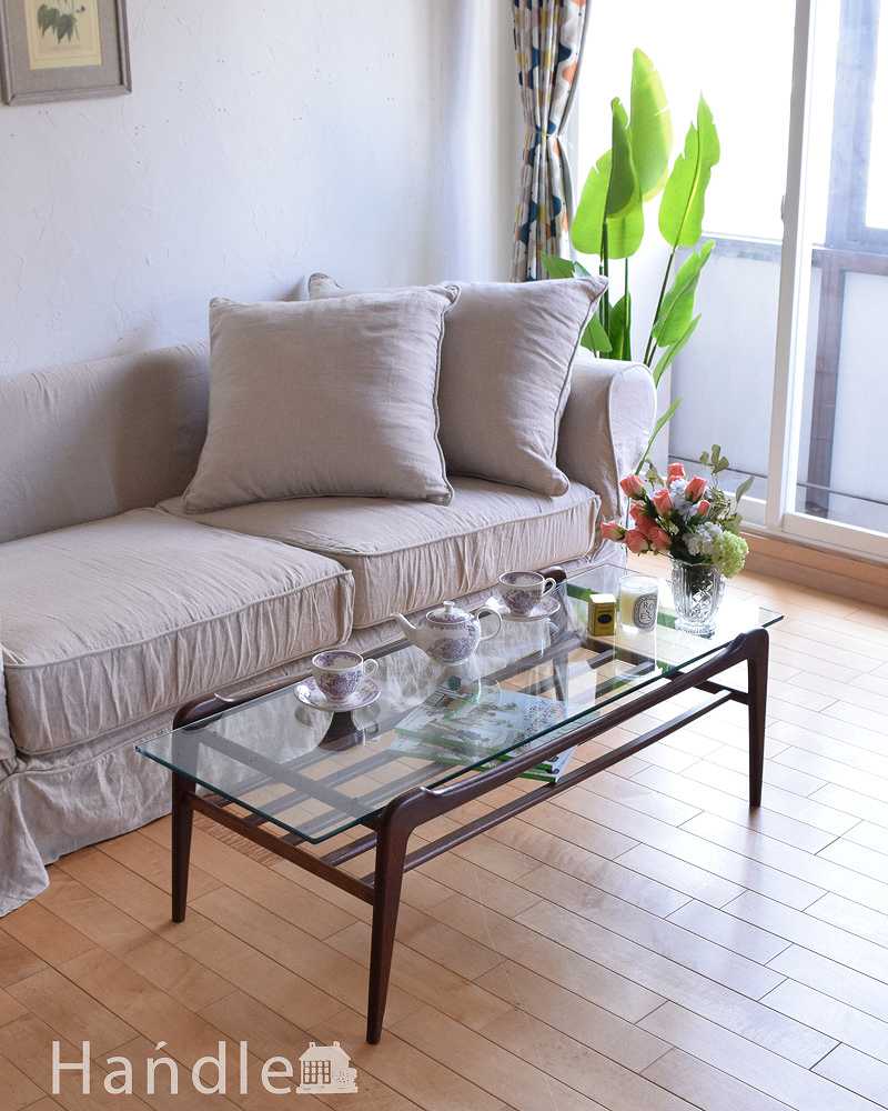 モダンなデザインのヴィンテージ家具、ガラス天板がカッコいいコーヒーテーブル (k-2037-f)