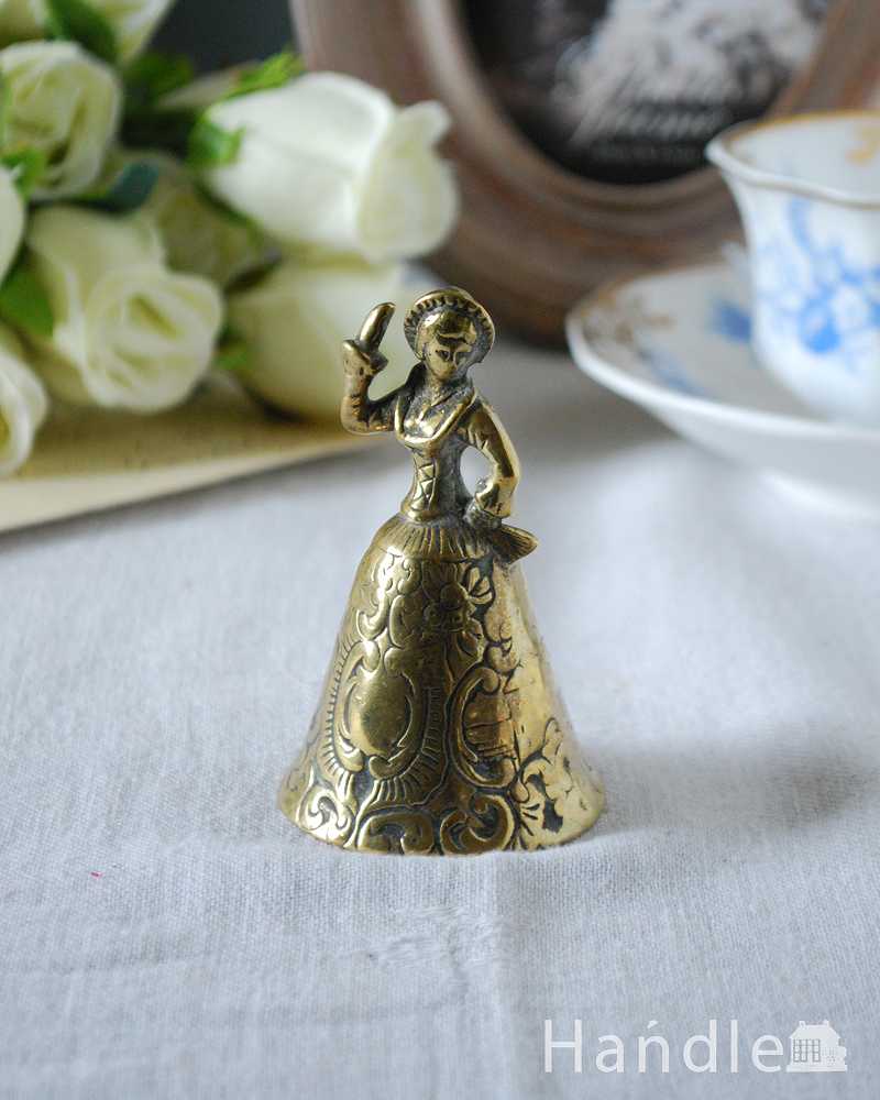 上品な貴婦人が優雅なディナーベル、真鍮製のアンティーク雑貨 (m-2581-z)