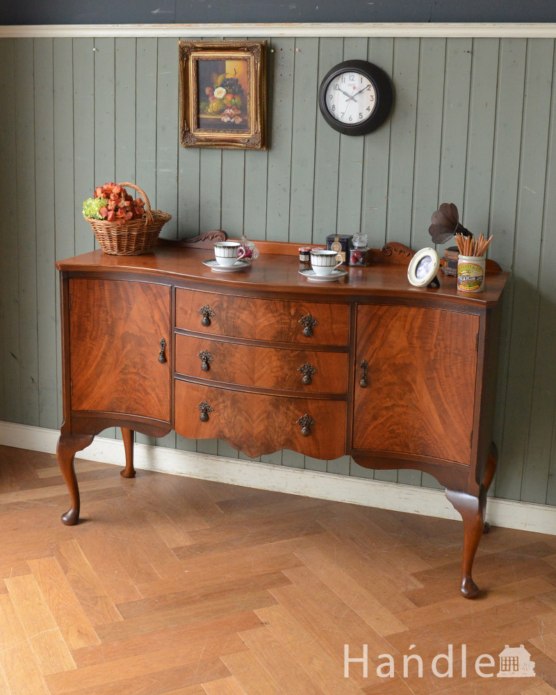 気品あるアンティーク家具、英国デザインの猫脚が美しいマホガニー材のサイドボード (q-1423-f)
