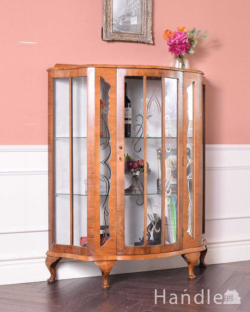 英国輸入のアンティーク家具、美しいハーフムーンのガラスキャビネット（飾り棚） (q-1443-f)