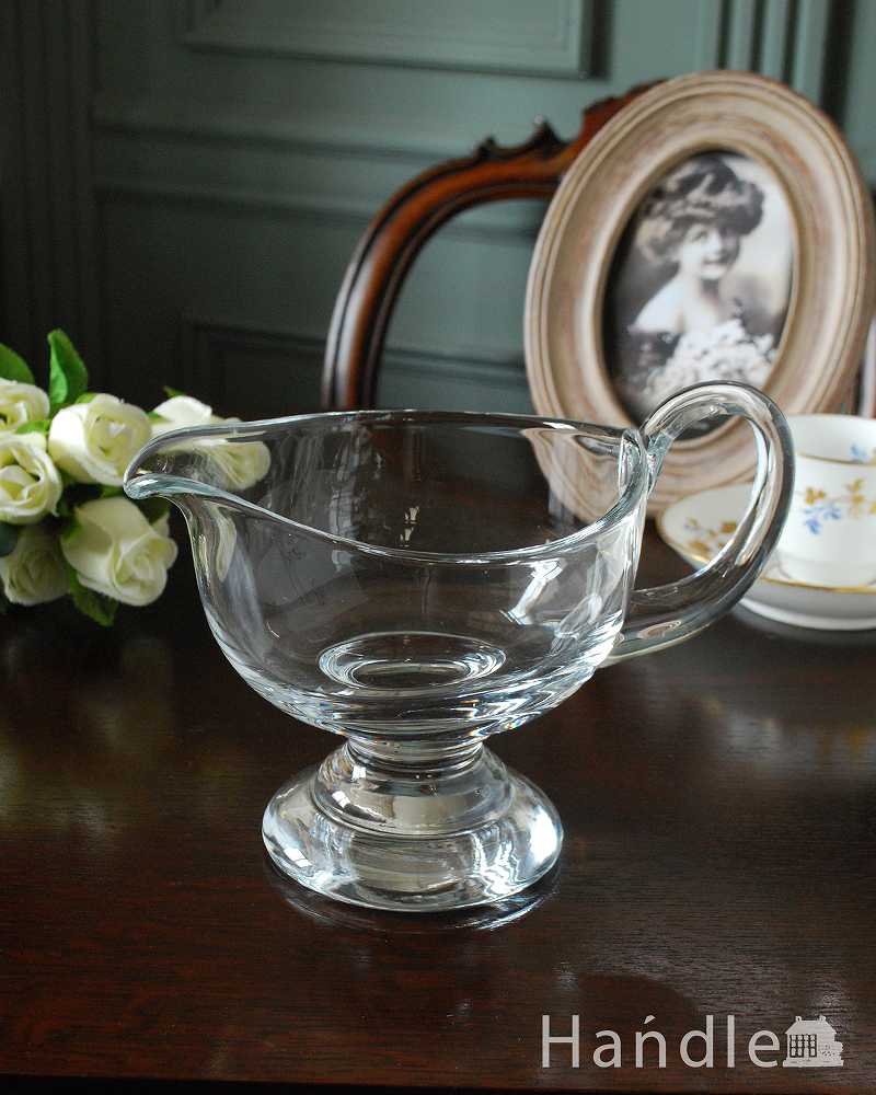 イギリスのアンティーク雑貨、プレスドグラスの持ち手付きソースポット (pg-5223)