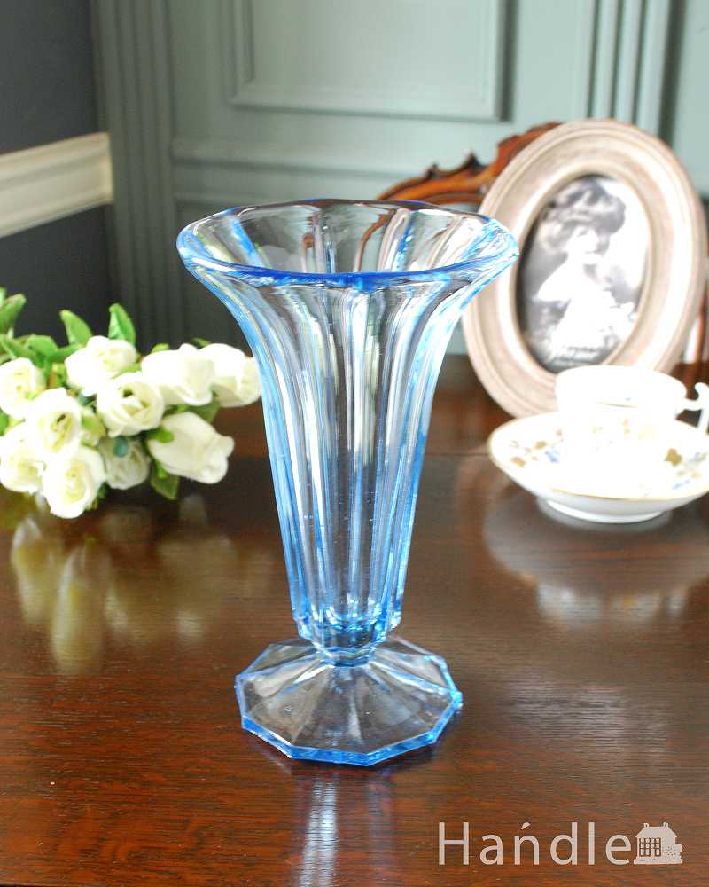 透明感のある美しいブルーのアンティークプレスドグラス、フラワーべース (pg-5242)