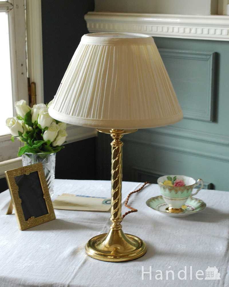 イギリスから届いたゴールドのアンティークテーブルランプ(１灯)（B22