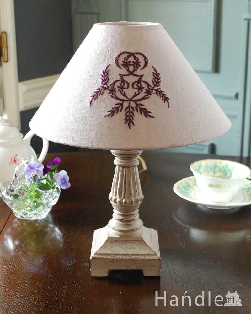 刺繍のキレイなシェード付き、フランスからやってきたテーブルランプ(E17シャンデリア球付) (cf-1204)