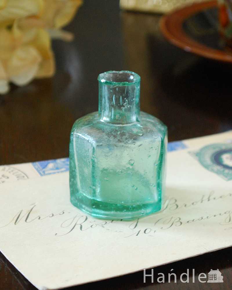 ガラスのアンティーク雑貨、ブルーグリーンがきれいな八角形のインクボトル  (m-2640-z)