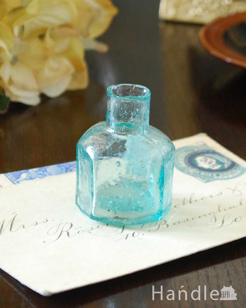 アンティークガラスボトル、透き通るブルー色がキレイなインクボトル (m-2641-z)