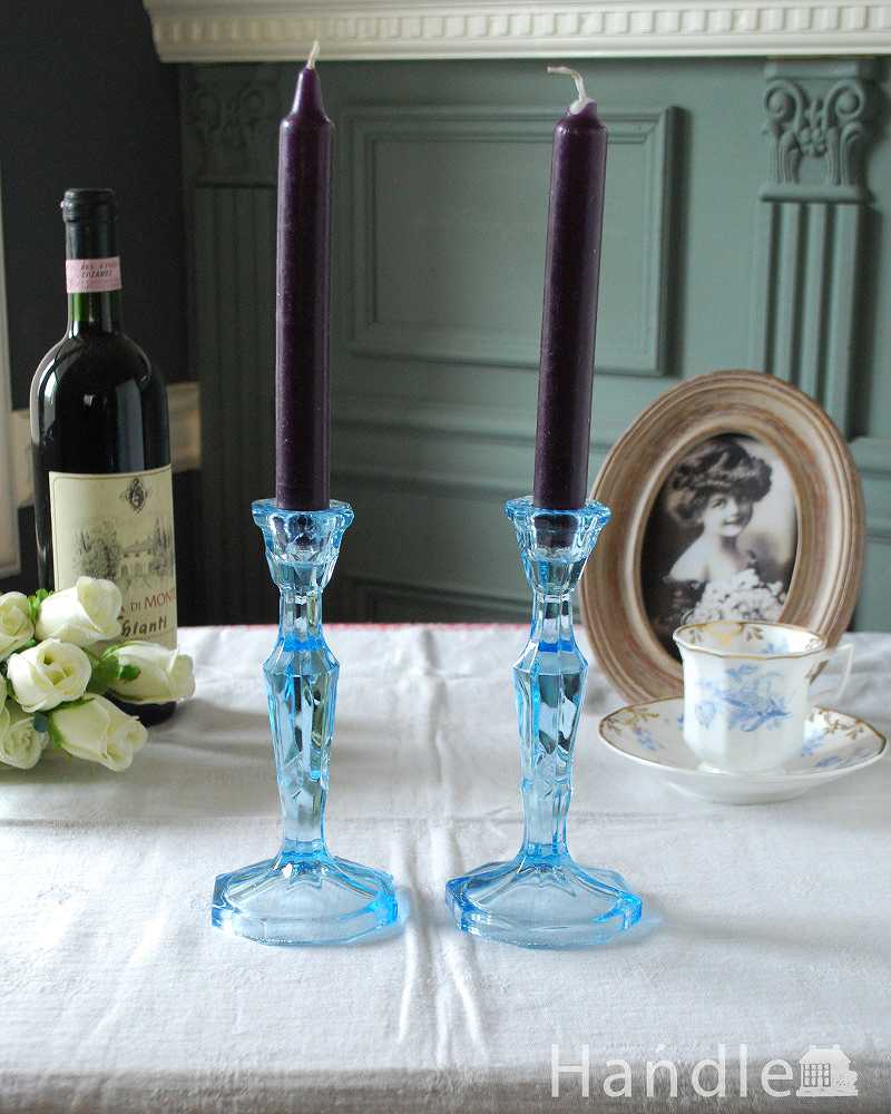 透明感のある美しいブルーのアンティークプレスドグラス、キャンドルスタンドセット (pg-5306)