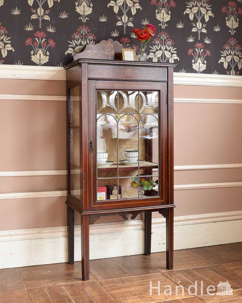 マホガニー材のアンティーク家具、贅沢な英国ガラスキャビネット（飾り棚）