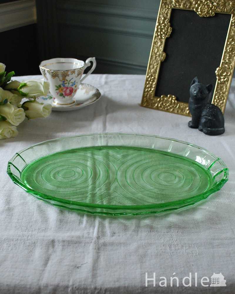食卓のアクセントになる透き通るグリーンのガラストレイ（トレー）、アンティークプレスドグラス (pg-5352)