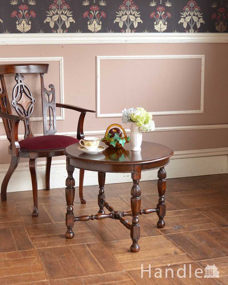 木目も脚も美しい英国輸入のアンティーク家具、小さいコーヒーテーブル (q-1522-f)