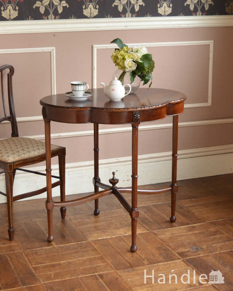 マホガニー材の高級感がある英国輸入家具、天板が特別素敵なオケージョナルテーブル (q-1516-f)