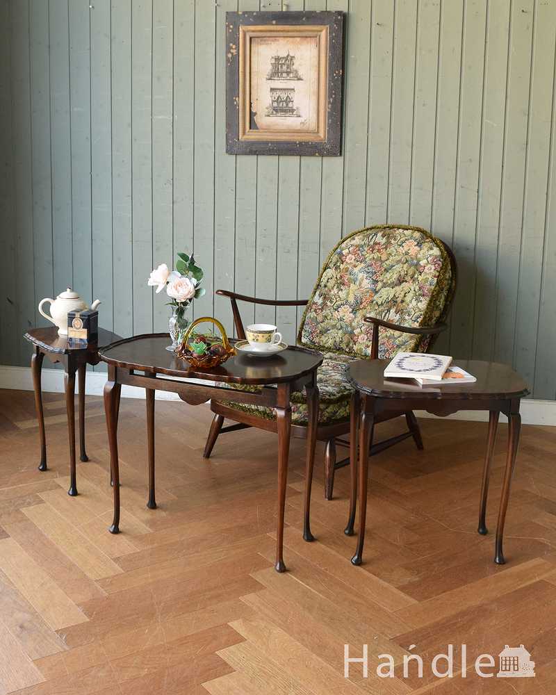 英国のシックなアンティーク家具、ウォルナットの木目が美しい３台セットのネストテーブル (q-1521-f)