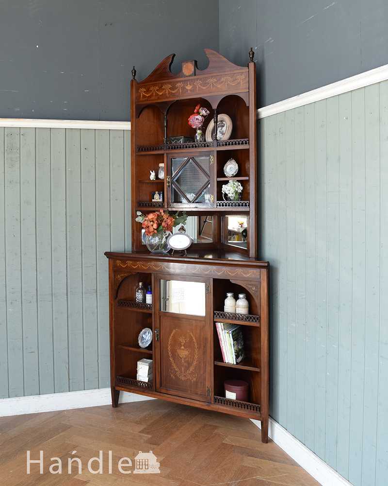 お部屋のコーナーを彩るキャビネット、象嵌が美しい英国アンティーク家具 (q-1497-f)