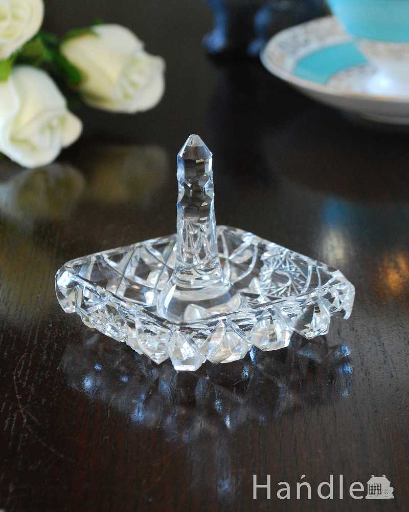 カッティングも美しいダイヤ型のアンティークガラスのリングスタンド（プレスドグラス） (pg-5451)