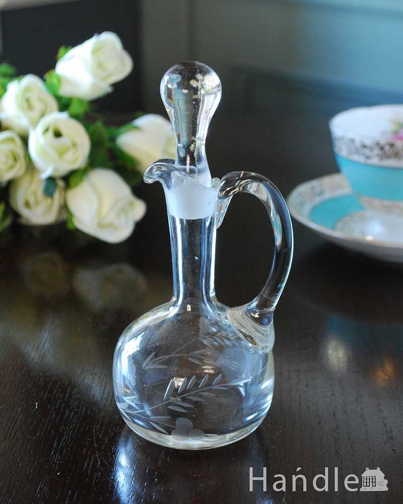 お花とリーフが上品にデザインされたアンティーク香水ボトル、プレスドグラスのフレグランスボトル (pg-5397)