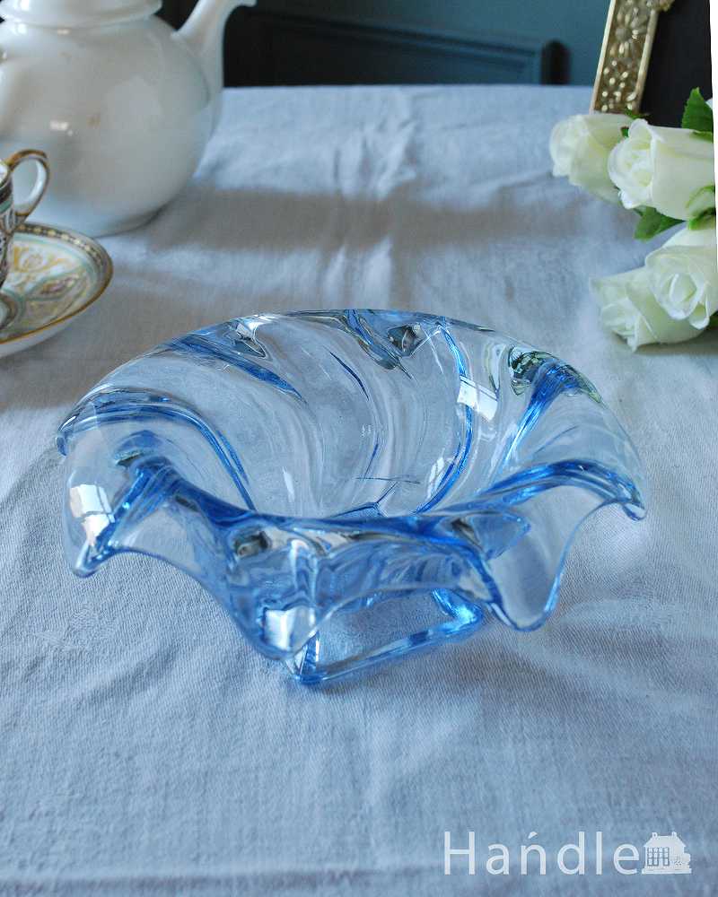 美しいブルーのアンティークプレスドグラス、お花が咲いたような華やかなガラスのボウル (pg-5475)
