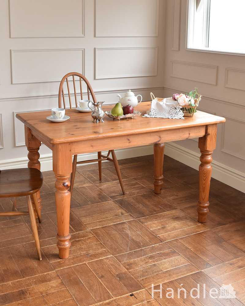 イギリス輸入のアンティーク家具、脚の彫りが可愛いパイン材のダイニングテーブル (k-2147-f)