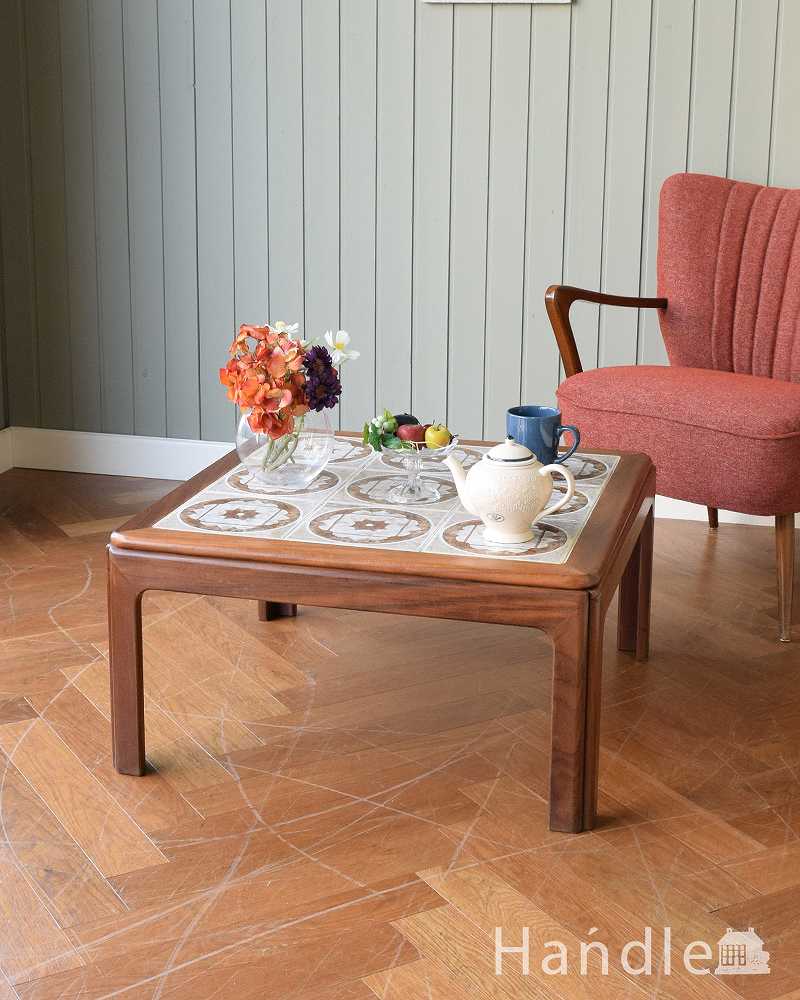 G-PLANのお花のタイルトップが可愛いコーヒーテーブル、北欧系のヴィンテージ家具