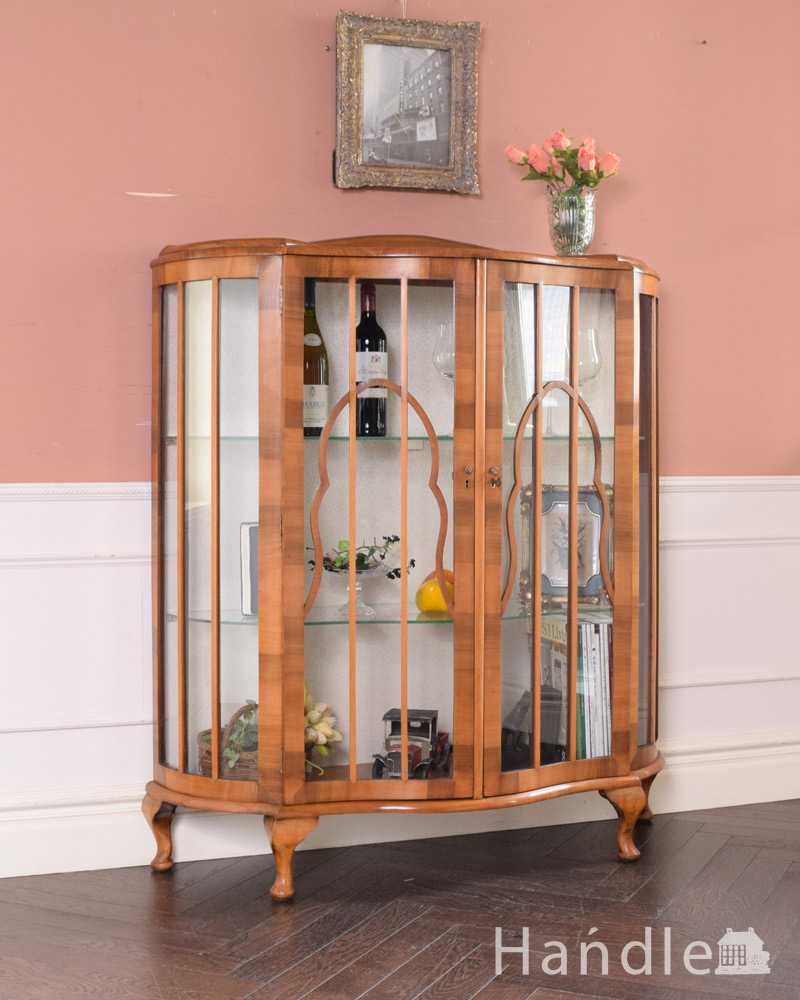 英国のアンティーク家具、美しいハーフムーンのガラスキャビネット（飾り棚） (k-2091-f)