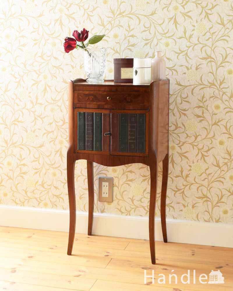 イギリスの小さなアンティーク家具、お花の象嵌が美しいベッドサイドキャビネット (q-1544-f)