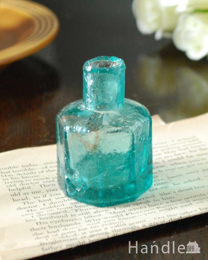 ガラスのアンティーク雑貨、ブルーグリーンがきれいな八角形のインクボトル (m-2897-z)