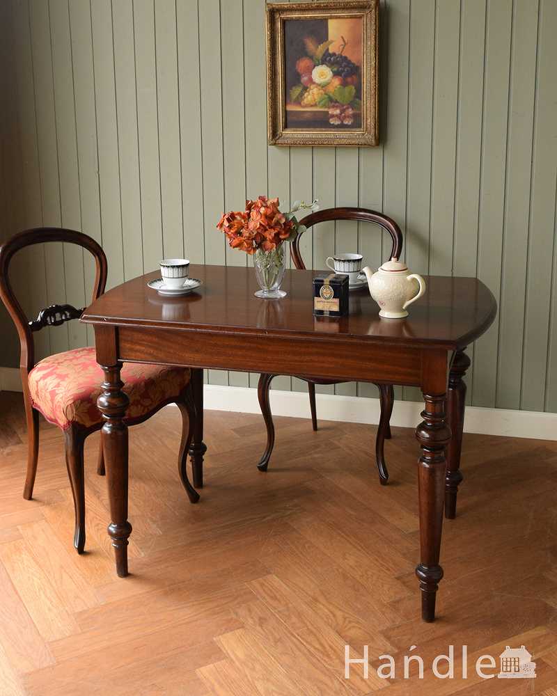 イギリスで見つけたアンティーク家具、色々な場所で使える美しい脚のホールテーブル (q-1561-f)