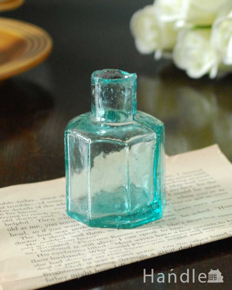 ガラスのアンティーク雑貨、ブルーグリーンがきれいな八角形のインクボトル (m-2901-z)