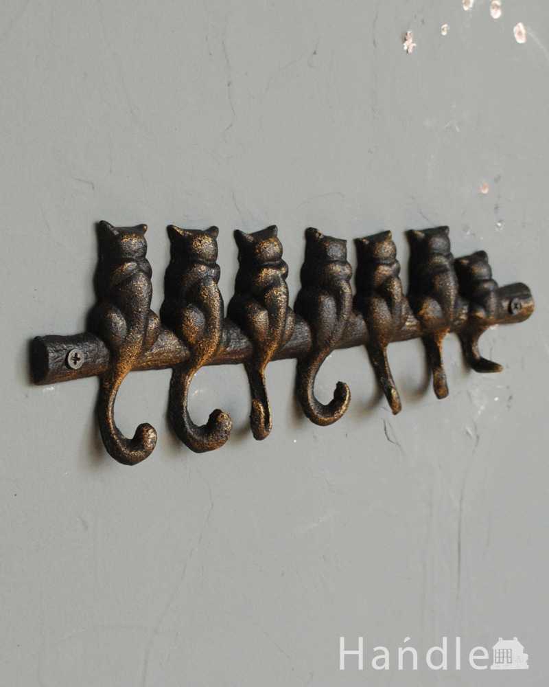 猫が７匹並んだ可愛くて便利に使えるアンティーク風のキャスト7連フック（ビス付き） (u-871)
