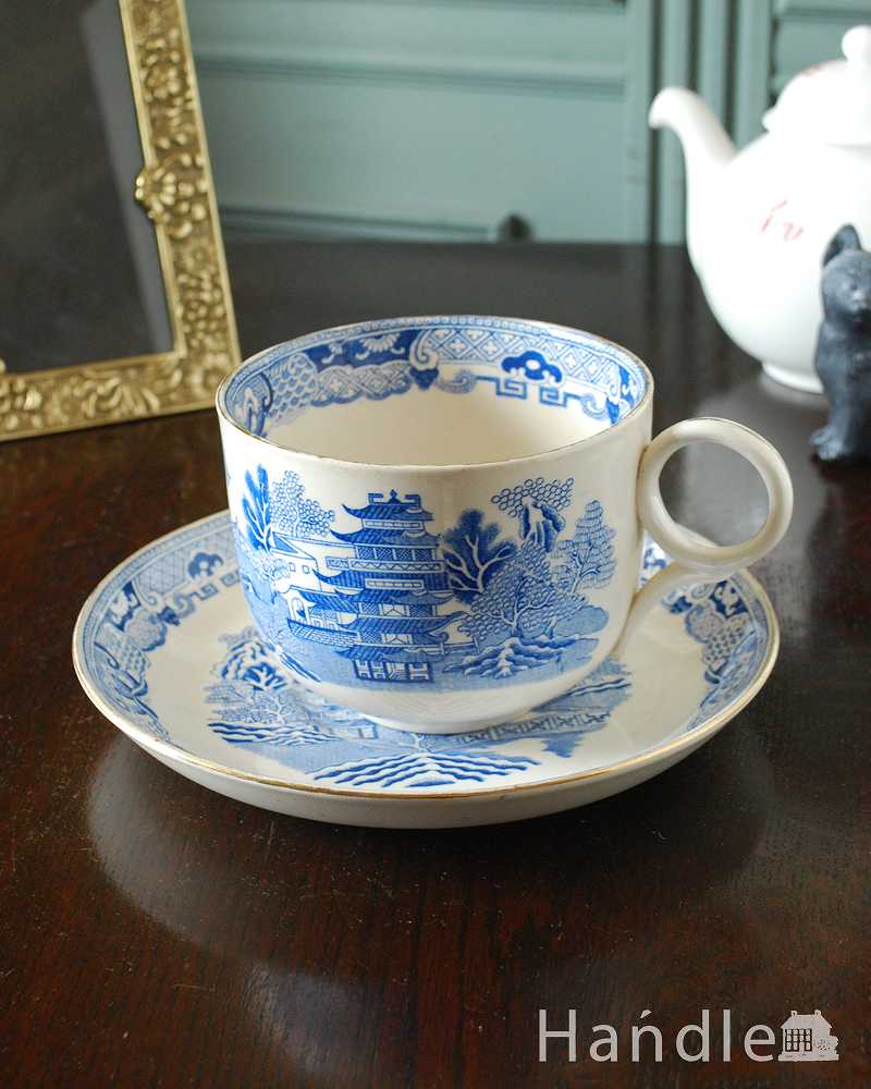 英国伝統のウィローパターンが美しい、高級感たっぷりなアンティークのカップ＆ソーサー  (m-2945-z)