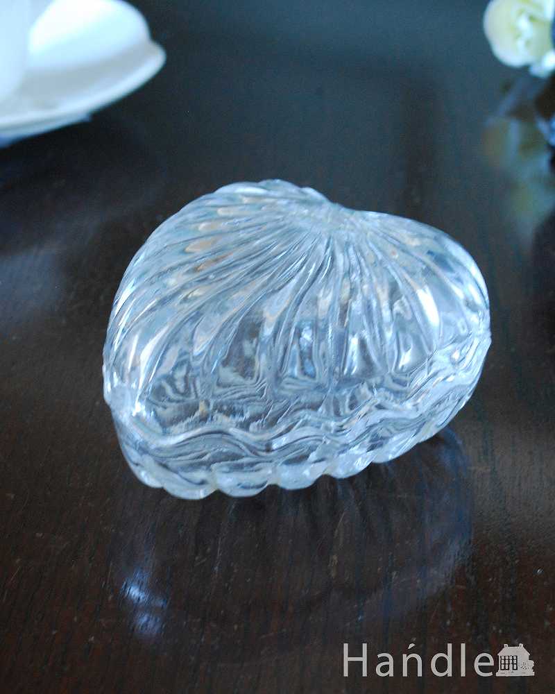 ときめいてしまうハートのガラスケース、フタ付きアンティークプレスドグラス (pg-5720)