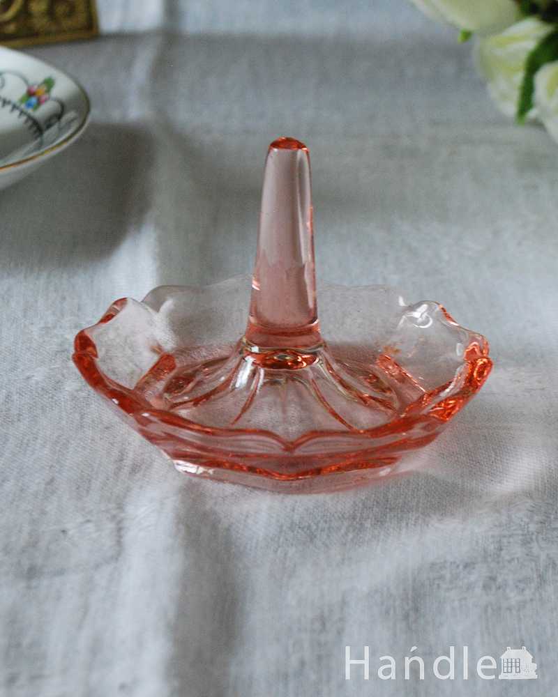 華やかなカラーガラスが美しいアンティークプレスドグラスのリングスタンド (pg-5687)