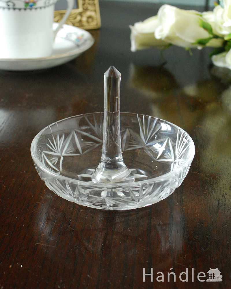 小物も置けるトレー付きのアンティークガラスのリングスタンド（プレスドグラス）  (pg-5690)