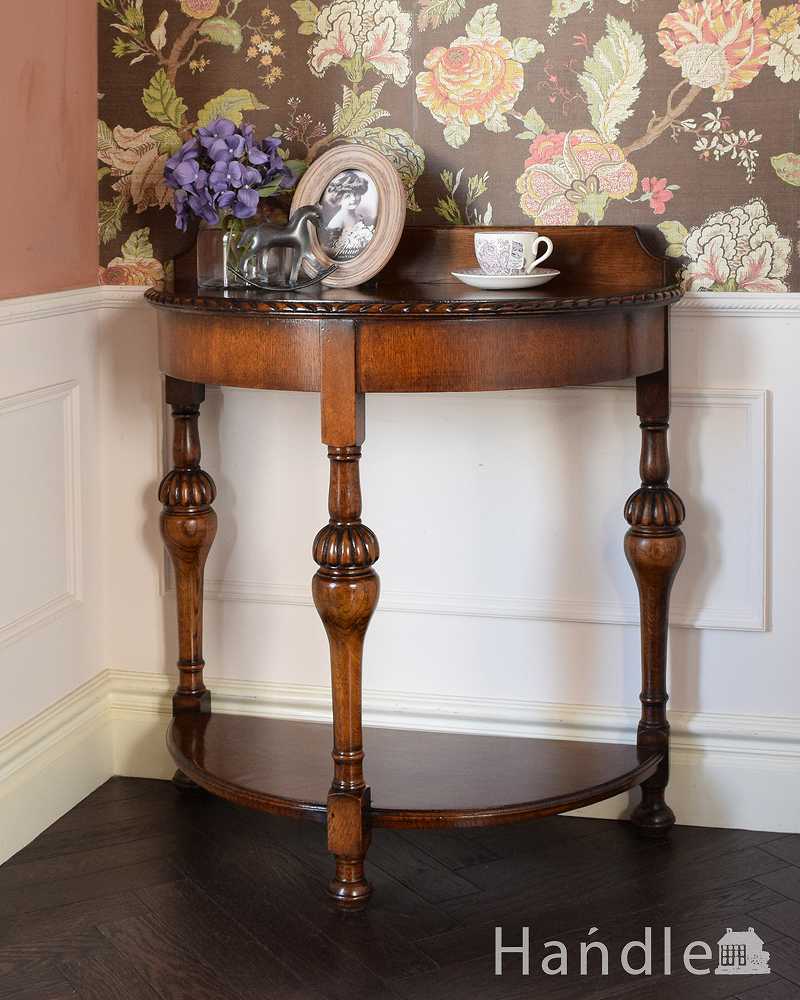 イギリス輸入のアンティーク家具、ハーフムーンの脚が美しいコンソールテーブル (q-1584-f)