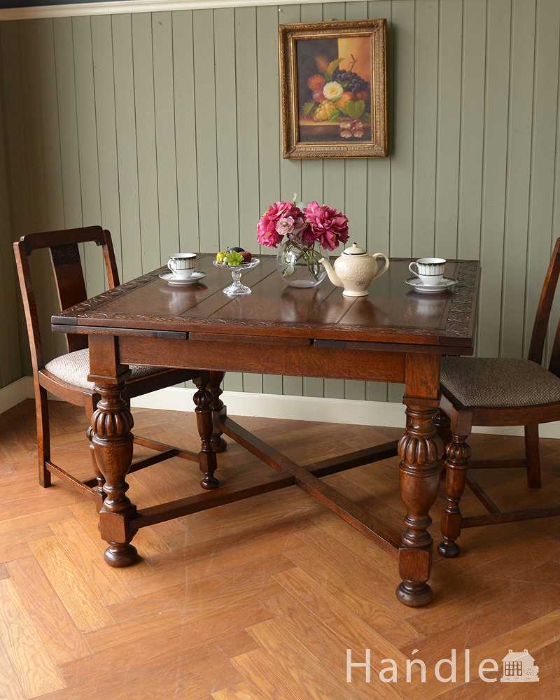 天板にお花がたっぷり彫刻された華やかなドローリーフテーブル、英国輸入の伸張式アンティーク家具 (q-1599-f)